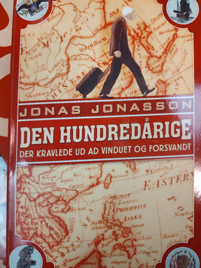 Den Hundredårige Der Kravlede Ud Ad Vinduet Og Forsvandt